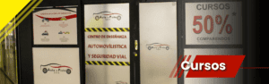 Fachada de Auto y Pista C.E.A. con información sobre licencias de conducción y cursos con descuento del 50 % en comparendos.